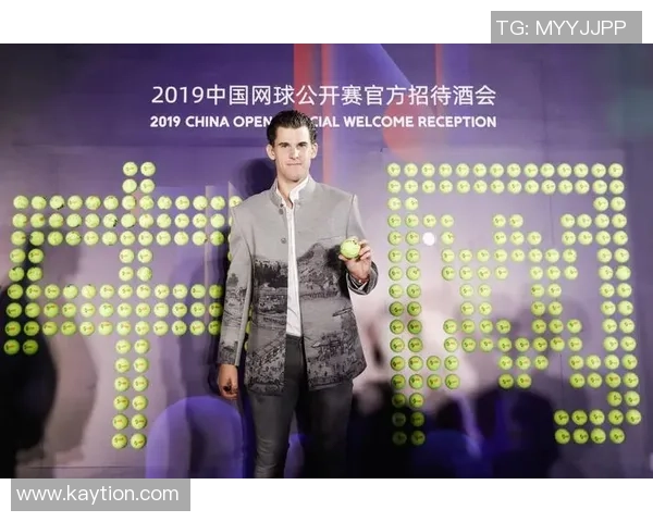 参加酒会的足球球星现身引发关注 与名流交际展现另一面风采